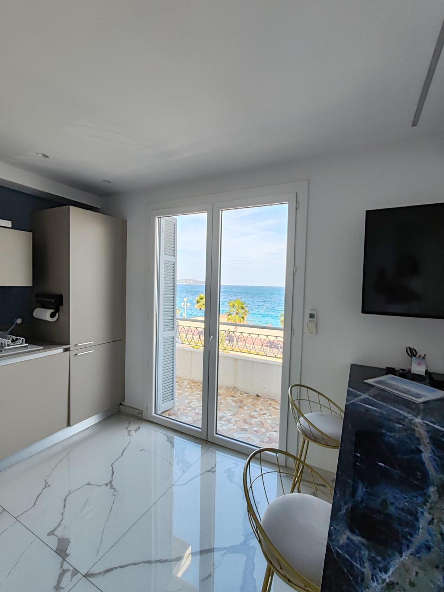 Beach Front, Superbe Appartement Pour 4 Personnes Nice Eksteriør bilde
